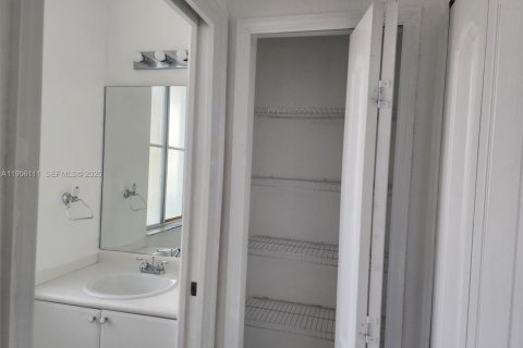 Touwnhouse à louer à Hialeah, Floride: 3 chambres, 128.76 m2 № 2011929 - photo 8