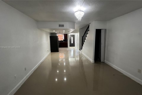 Townhouse in Hialeah, Florida 2 bedrooms, 112.23 sq.m. № 1702269 - photo 11