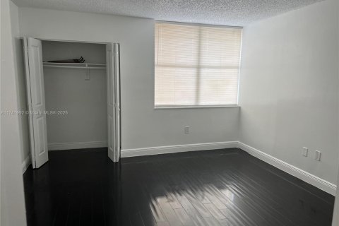 Townhouse in Hialeah, Florida 2 bedrooms, 112.23 sq.m. № 1702269 - photo 15