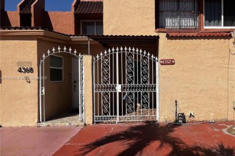 Townhouse in Hialeah, Florida 2 bedrooms, 112.23 sq.m. № 1702269 - photo 1