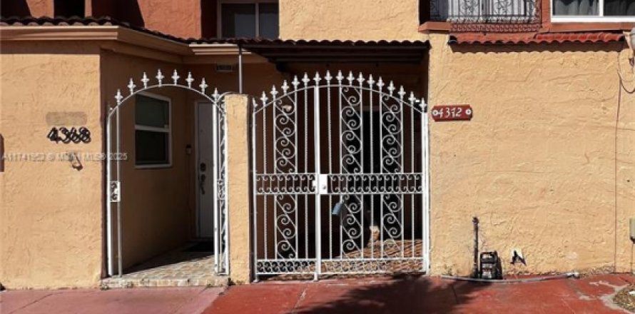 Townhouse in Hialeah, Florida 2 bedrooms, 112.23 sq.m. № 1702269