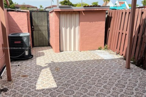 Townhouse in Hialeah, Florida 2 bedrooms, 112.23 sq.m. № 1702269 - photo 22