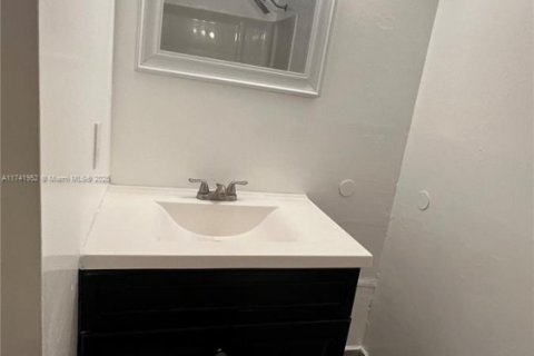 Townhouse in Hialeah, Florida 2 bedrooms, 112.23 sq.m. № 1702269 - photo 18