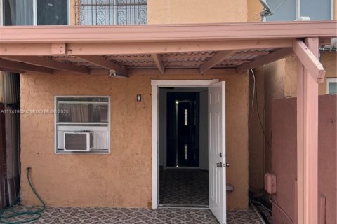 Townhouse in Hialeah, Florida 2 bedrooms, 112.23 sq.m. № 1702269 - photo 23