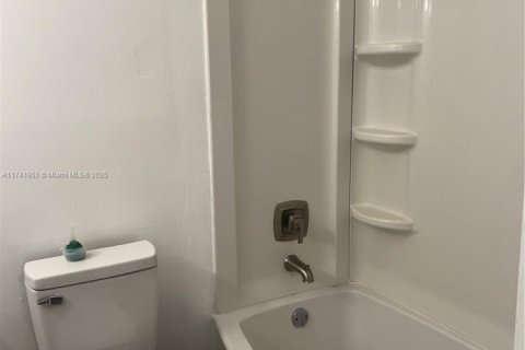 Townhouse in Hialeah, Florida 2 bedrooms, 112.23 sq.m. № 1702269 - photo 19