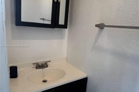Townhouse in Hialeah, Florida 2 bedrooms, 112.23 sq.m. № 1702269 - photo 8