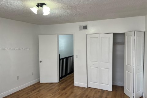 Townhouse in Hialeah, Florida 2 bedrooms, 112.23 sq.m. № 1702269 - photo 21
