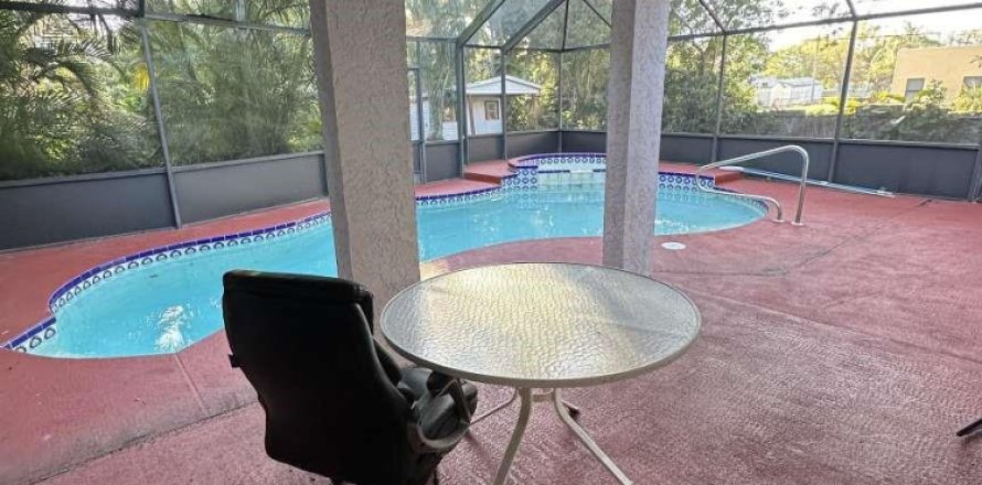 House in Fort Pierce, Florida 2 bedrooms, 102.19 sq.m. № 1007333
