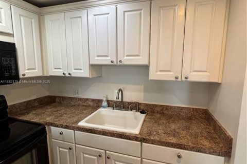 Condo in West Palm Beach, Florida, 1 bedroom  № 1932550 - photo 13