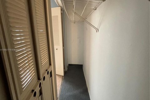 Condo in West Palm Beach, Florida, 1 bedroom  № 1932550 - photo 5