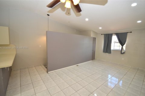 Copropriété à vendre à Hialeah, Floride: 2 chambres, 91.97 m2 № 1992803 - photo 14