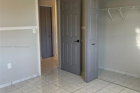 Condo in Hialeah, Florida, 2 bedrooms  № 1992803 - photo 10