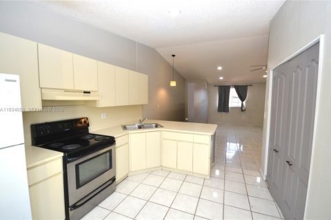 Copropriété à vendre à Hialeah, Floride: 2 chambres, 91.97 m2 № 1992803 - photo 16