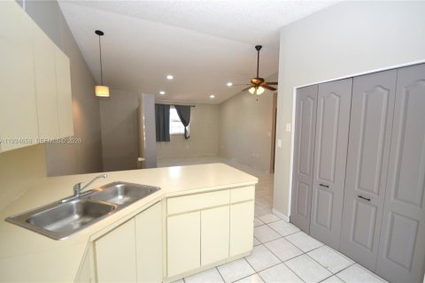 Copropriété à vendre à Hialeah, Floride: 2 chambres, 91.97 m2 № 1992803 - photo 15