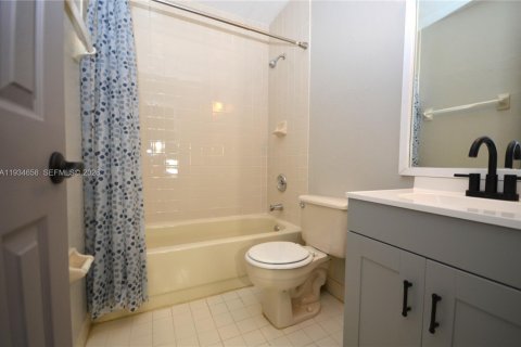 Copropriété à vendre à Hialeah, Floride: 2 chambres, 91.97 m2 № 1992803 - photo 21