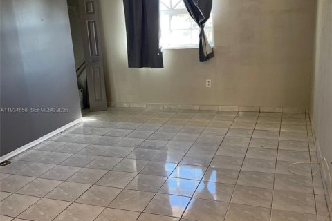 Condo in Hialeah, Florida, 2 bedrooms  № 1992803 - photo 9