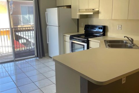 Condo in Hialeah, Florida, 2 bedrooms  № 1992803 - photo 5