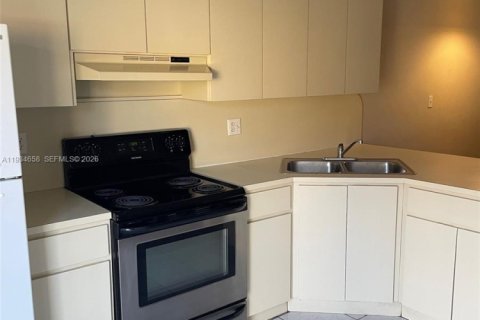 Condo in Hialeah, Florida, 2 bedrooms  № 1992803 - photo 4