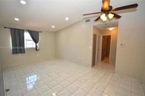 Copropriété à vendre à Hialeah, Floride: 2 chambres, 91.97 m2 № 1992803 - photo 13