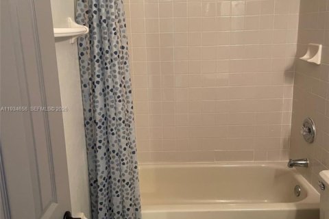 Condo in Hialeah, Florida, 2 bedrooms  № 1992803 - photo 8