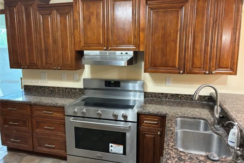 Casa en venta en Pembroke Pines, Florida, 4 dormitorios, 241.92 m2 № 2056732 - foto 9