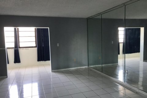Condo in Miami Beach, Florida  № 1892786 - photo 4