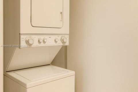 Condo in Miami, Florida, 2 bedrooms  № 2053031 - photo 11