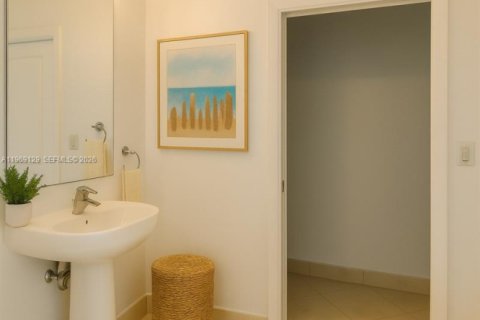 Condo in Miami, Florida, 2 bedrooms  № 2053031 - photo 10