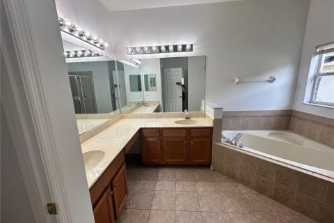 Villa ou maison à louer à Kissimmee, Floride: 4 chambres, 234.86 m2 № 1784989 - photo 16