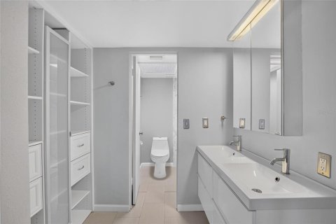 Снять в аренду кондоминиум в Аполло-Бич, Флорида 4 комнаты, 120.4м2, № 2156494 - фото 28