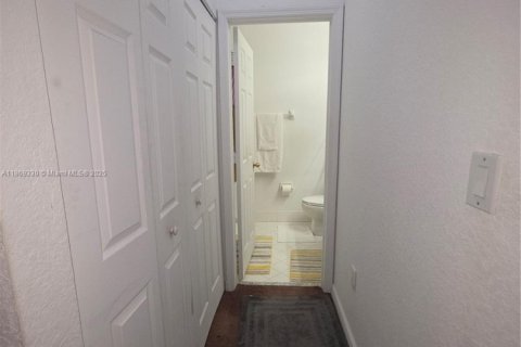 Townhouse in Miami, Florida 3 bedrooms, 145.3 sq.m. № 1920064 - photo 29