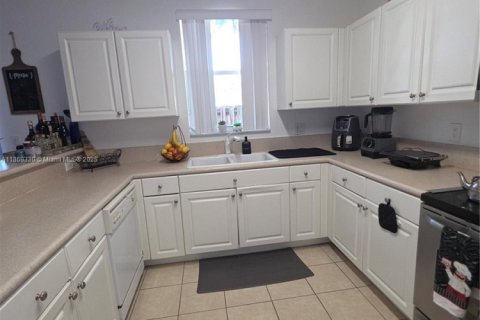 Townhouse in Miami, Florida 3 bedrooms, 145.3 sq.m. № 1920064 - photo 12