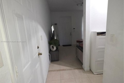 Townhouse in Miami, Florida 3 bedrooms, 145.3 sq.m. № 1920064 - photo 28
