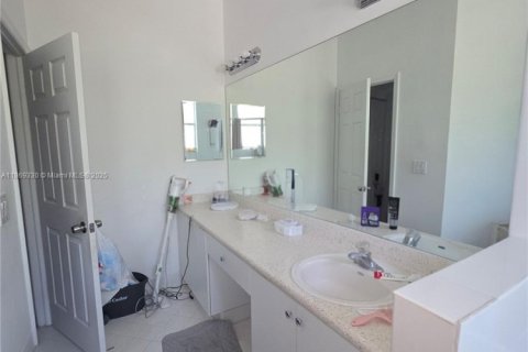 Townhouse in Miami, Florida 3 bedrooms, 145.3 sq.m. № 1920064 - photo 22