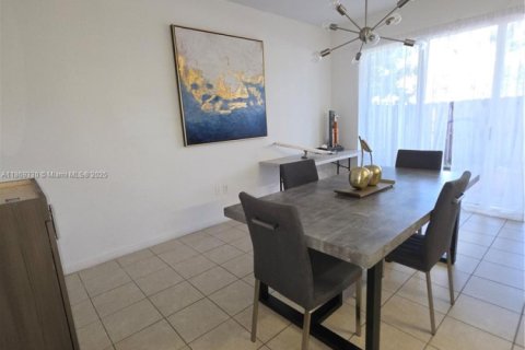 Townhouse in Miami, Florida 3 bedrooms, 145.3 sq.m. № 1920064 - photo 15