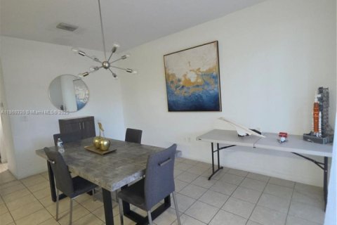 Townhouse in Miami, Florida 3 bedrooms, 145.3 sq.m. № 1920064 - photo 10