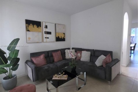 Townhouse in Miami, Florida 3 bedrooms, 145.3 sq.m. № 1920064 - photo 4