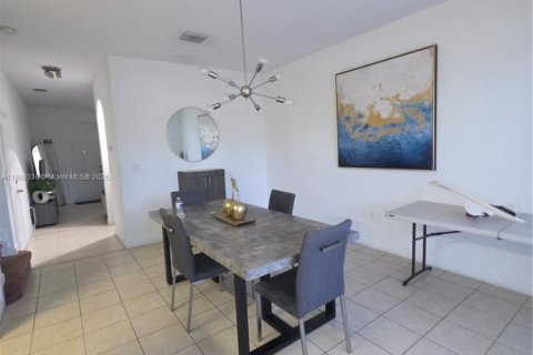 Townhouse in Miami, Florida 3 bedrooms, 145.3 sq.m. № 1920064 - photo 9