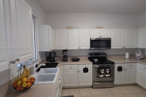 Townhouse in Miami, Florida 3 bedrooms, 145.3 sq.m. № 1920064 - photo 13