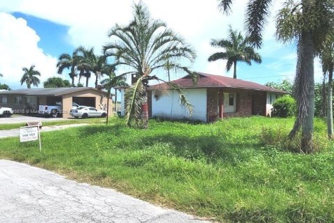 House in Pahokee, Florida 5 bedrooms, 187.01 sq.m. № 1875526 - photo 1