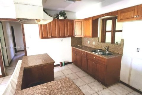 House in Pahokee, Florida 5 bedrooms, 187.01 sq.m. № 1875526 - photo 5