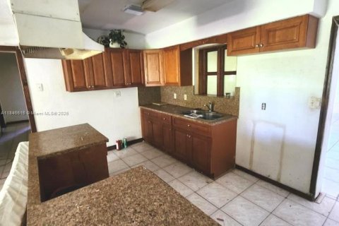 House in Pahokee, Florida 5 bedrooms, 187.01 sq.m. № 1875526 - photo 4