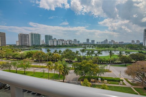 Condo in Aventura, Florida, 2 bedrooms  № 1500528 - photo 1