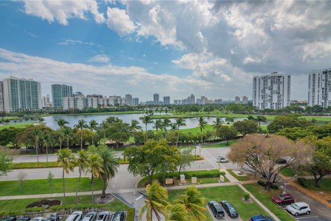 Condo in Aventura, Florida, 2 bedrooms  № 1500528 - photo 13