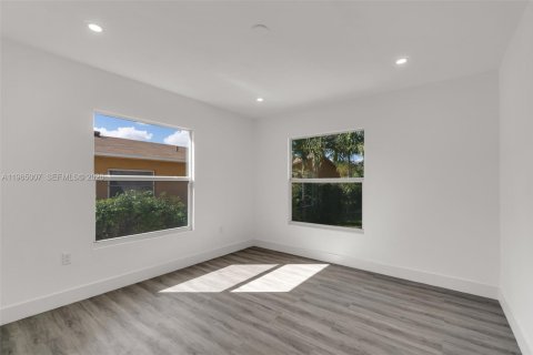 Купить виллу или дом в Халландейл-Бич, Флорида 3 спальни, 107.02м2, № 2026357 - фото 16