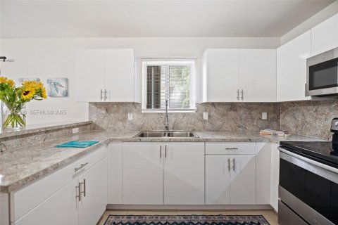 House in Miami, Florida 4 bedrooms, 130.06 sq.m. № 1836190 - photo 5