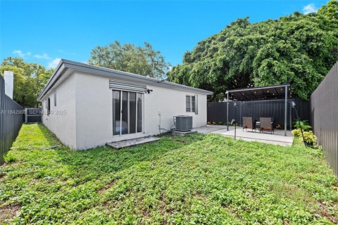 House in Miami, Florida 4 bedrooms, 130.06 sq.m. № 1836190 - photo 22