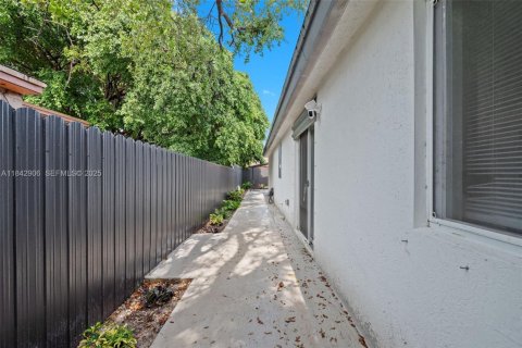 House in Miami, Florida 4 bedrooms, 130.06 sq.m. № 1836190 - photo 20