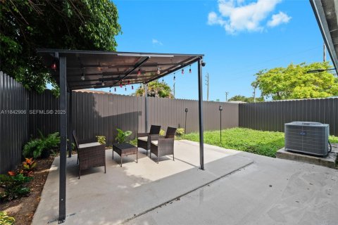 House in Miami, Florida 4 bedrooms, 130.06 sq.m. № 1836190 - photo 21