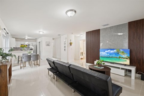 House in Miami, Florida 4 bedrooms, 130.06 sq.m. № 1836190 - photo 10